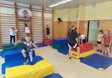 Sportík s trenérkou parkouru