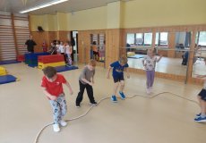 Sportík s trenérkou parkouru