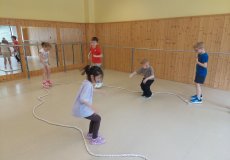 Sportík s trenérkou parkouru
