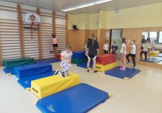 Sportík s trenérkou parkouru