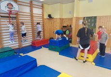 Sportík s trenérkou parkouru
