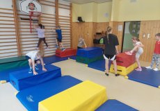 Sportík s trenérkou parkouru