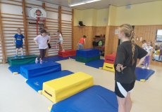 Sportík s trenérkou parkouru