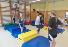 Sportík s trenérkou parkouru