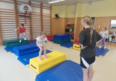 Sportík s trenérkou parkouru