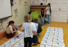 Pokládání listů A3 ve správném pořadí a pečlivá kontrola stran