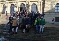 V rámci výuky hudební výchovy jsme navštívili Rudolfinum, program Kdo se bojí filharmonie? Program byl zaměřen na seznámení s prací dirigenta. V rámci výuky hudební výchovy jsme navštívili Rudolfinum, program Kdo se bojí filharmonie? Program byl zaměřen na seznámení s prací dirigenta.
