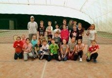Díky sportovníhmu projektu Nadace pražské děti jsme měli možnost vyzkoušet si  - pro některé úplně poprvé - tenis. Skvělé prostředí, úžasná slečna trenérka. Moc jsme si to užili.