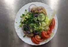 1 Zeleninový talíř se škvarkovou pomazánkou; mleté škvarky s majonézou a cibulí